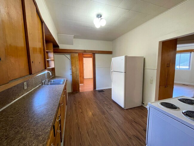 Building Photo - Spacious Boise Duplex with Outdoor Space and Basement Storage