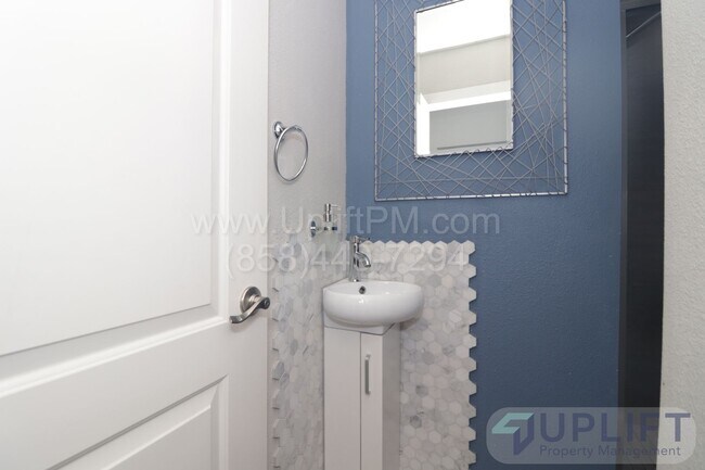 Building Photo - Cozy 2B/2BA with office/den