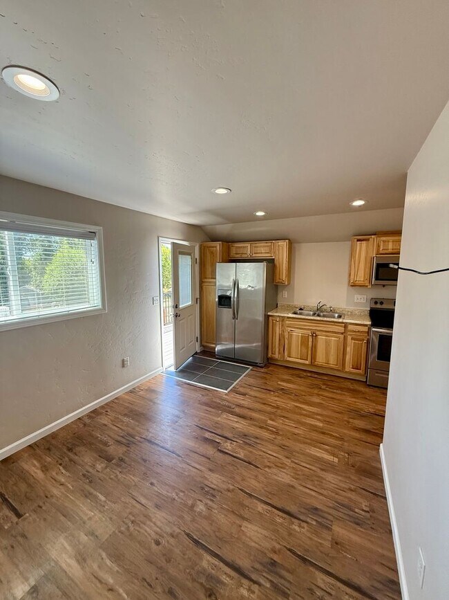 Building Photo - AMAZING 1-BEDROOM, 1-BATH UNIT WITH GARAGE