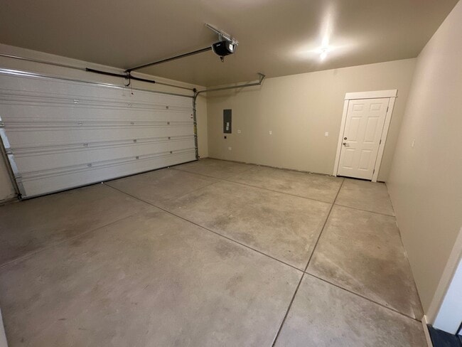 Building Photo - Newer SE Bend House w/A/C, 3 Bdrms, 2.5 Baths, 2160 Sq Ft, EVO OUTLET, Access to Pool, Dbl Garage