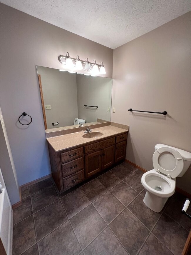 Building Photo - 713 W 8th St