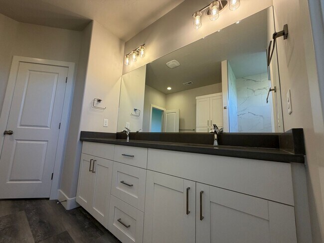 Building Photo - BRAND NEW TOWNHOME FOR RENT!