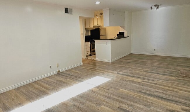 Building Photo - Beautiful 2 Bedrooms, 1 Bath Condo in Grea...