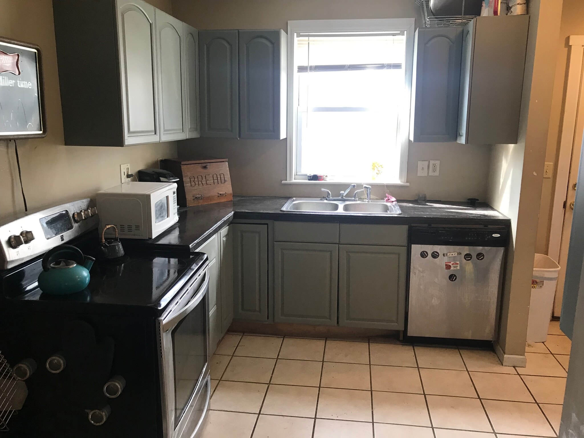 Kitchen - 419 E Lane Ave