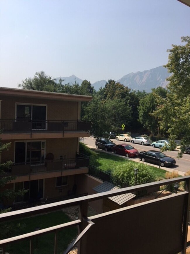 Building Photo - AMAZING LOCATION NEAR CAMPUS 2 Bed 1 Bath Condo-AVAILABLE NOW!