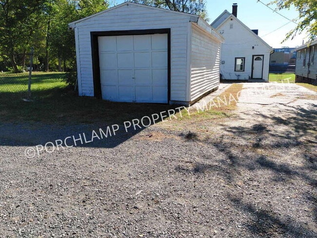 Building Photo - 606 Houston Ave