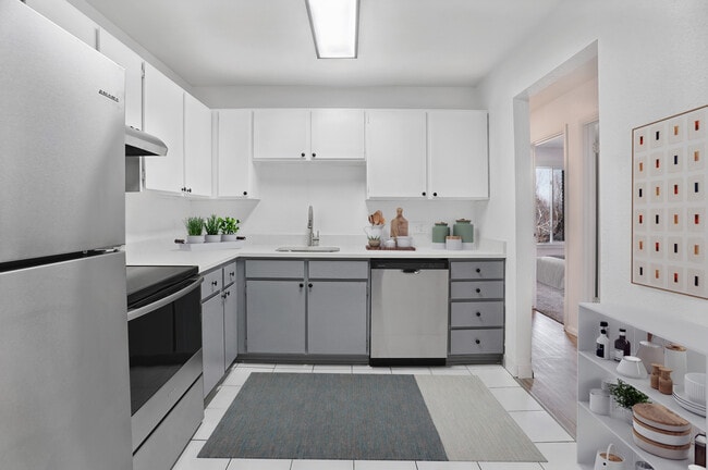 Building Photo - Crestwood Cove