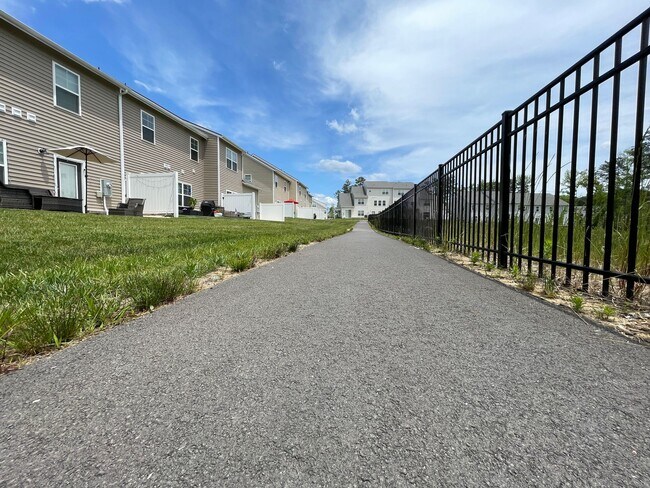 Building Photo - Willet | 4 Bed 3.5 Bath | Garage | 2287 sf | $3120 - $3432 | 8, 9, 13, 14, and 15 month lease terms