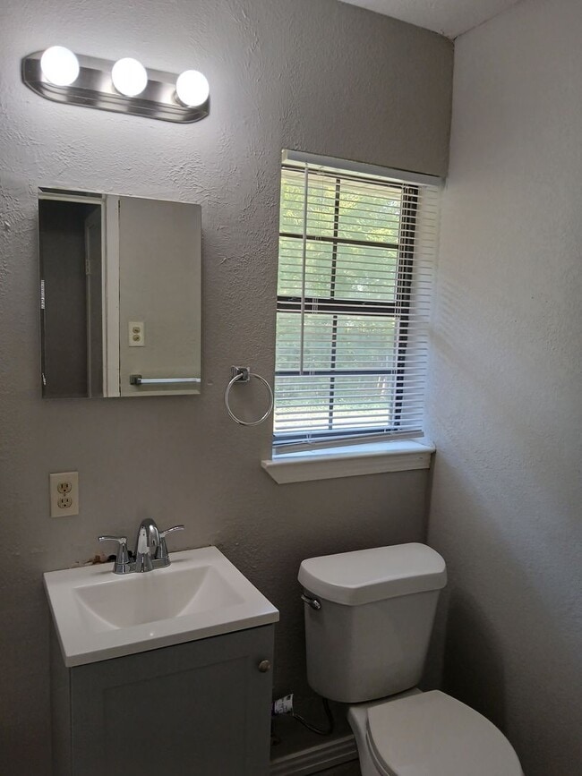 Building Photo - REMODELED 3 Bedrooms, 2 Full Bathrooms, 1 ...
