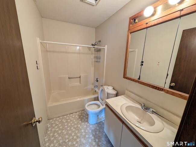 Building Photo - 17 Little Oak Ln