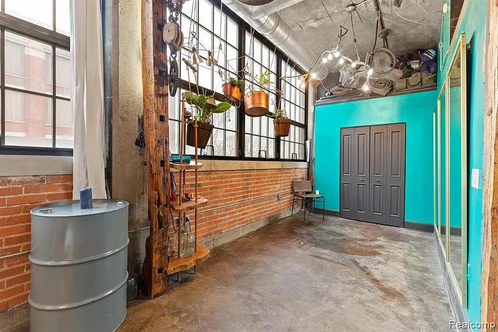 Building Photo - 5766 Trumbull St