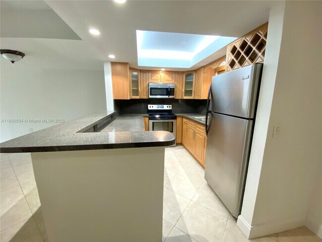Building Photo - 9371 Fontainebleau Blvd