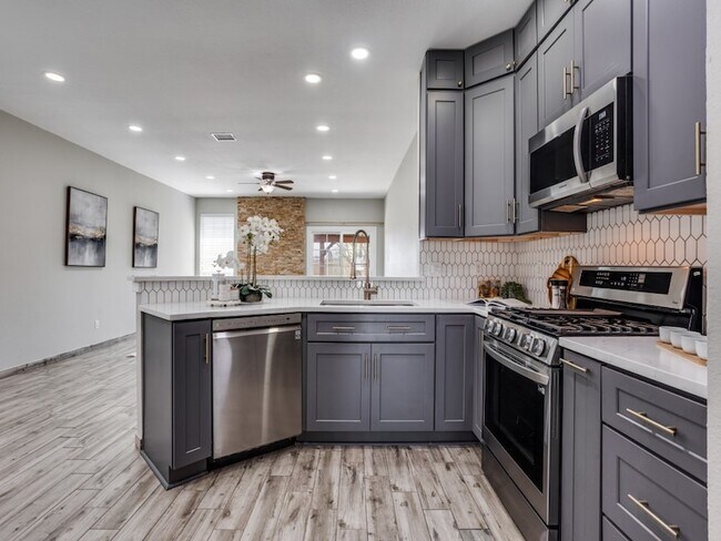 Building Photo - 220 Peach Tree Dr