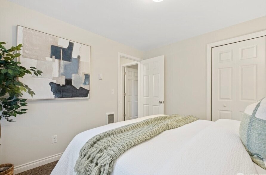 Building Photo - 4300 NE Sunset Blvd