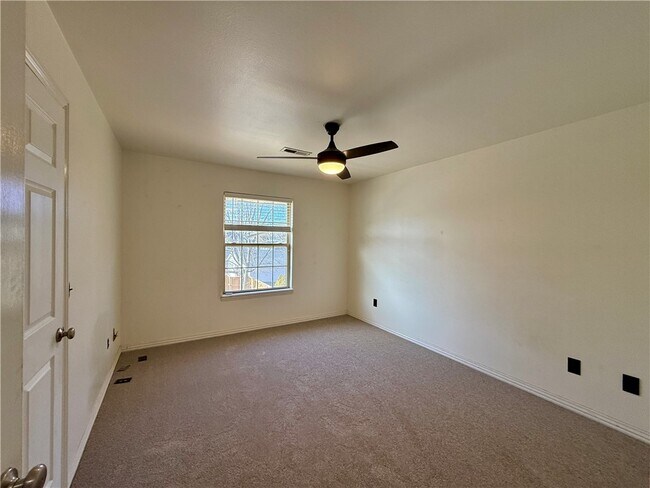 Building Photo - 101 Fox Glove Ln