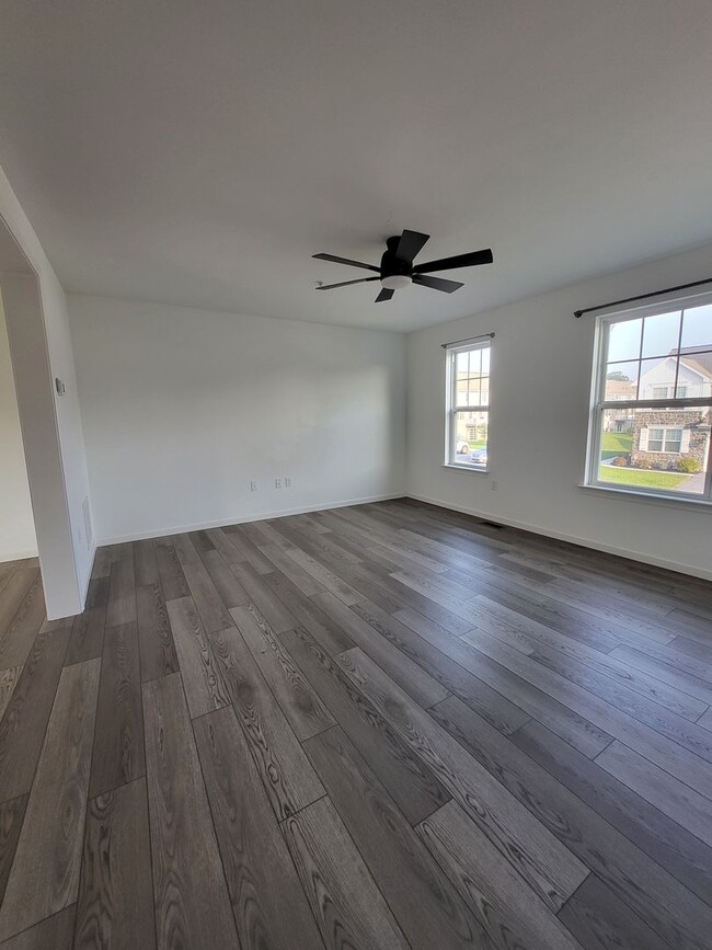 Building Photo - Spacious Modern 3 Bedroom Townhome in Annv...