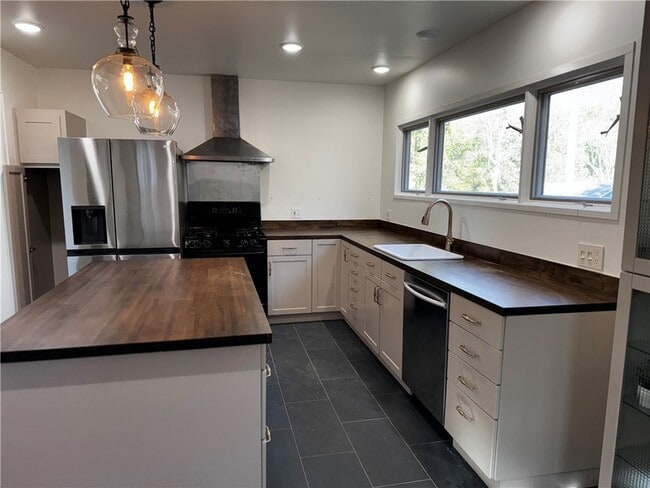 Building Photo - 610 N Olive Ave