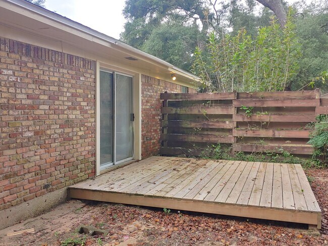 Building Photo - Nicely updated 3BR/1.5BA with fenced in ba...