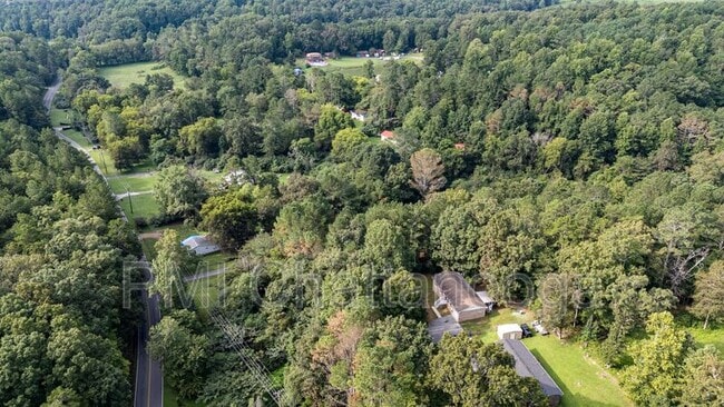 Building Photo - 876 Childress Hollow Rd