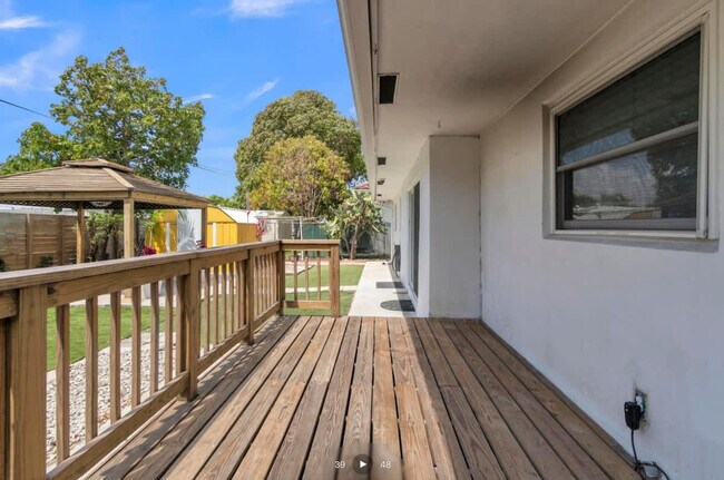 Building Photo - 806 NE 4th St