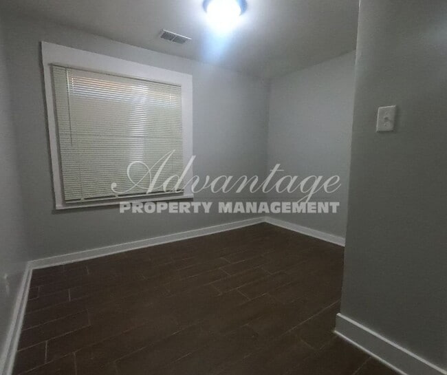 Building Photo - Cozy & Comfortable Newly Renovated 3 Bedro...