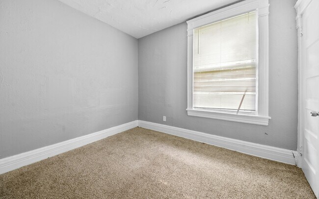 Building Photo - 1261 E 99th St