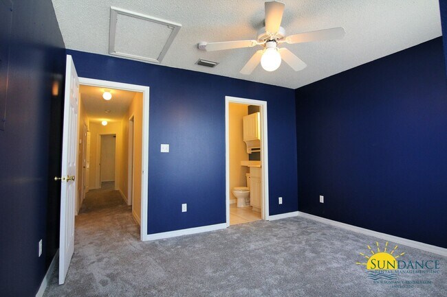 Building Photo - Stunning 3 Bedroom Villa in Navarre