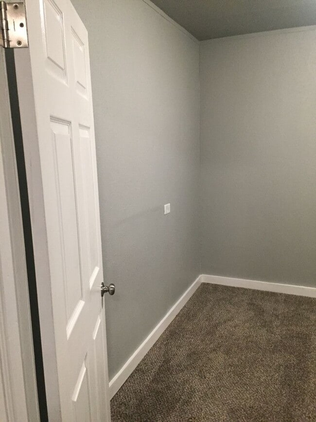 Building Photo - 1123 W Maple Ave