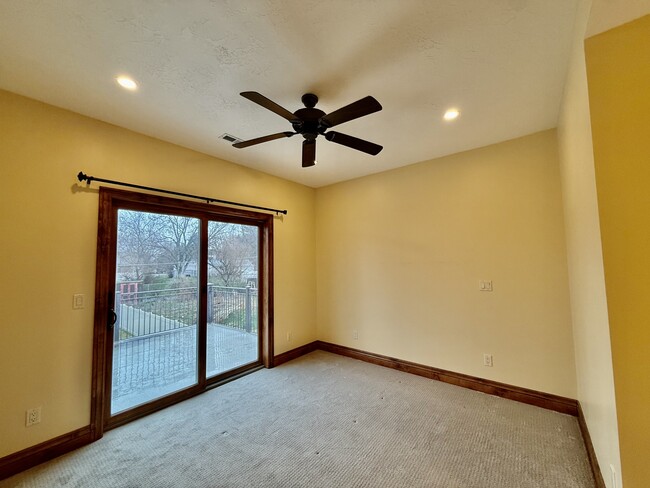 Building Photo - 6819 S Greenfield Way