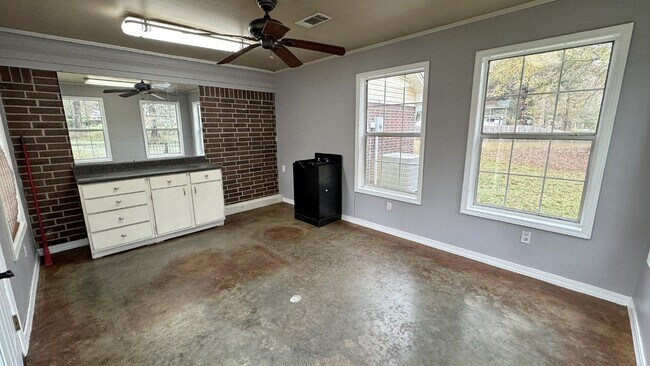 Building Photo - 203 Williamsburg Dr