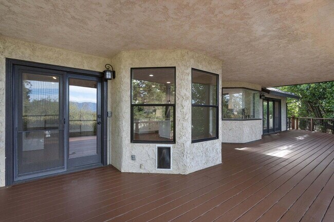 Building Photo - Gorgeous Executive Level Home 4 beds 3 baths close to hospitals and courthouse