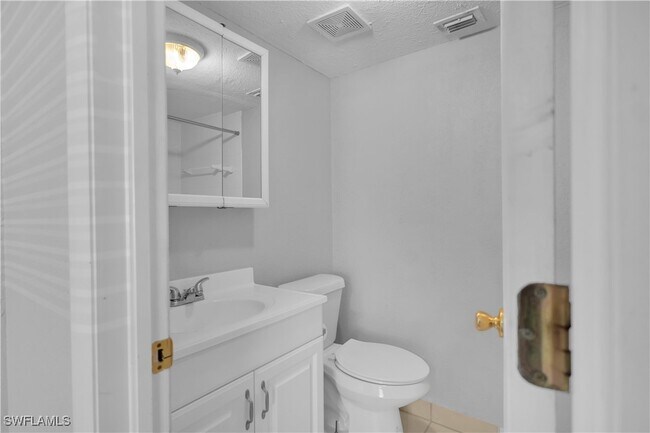 Building Photo - 4617 Bayshore Dr