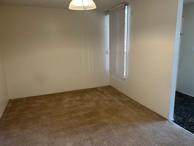 Building Photo - Available Mid April - Lovely 2/2 in in Alt...