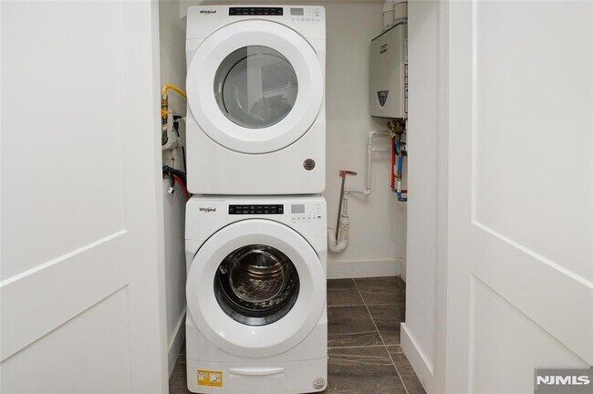 Building Photo - 203 3rd St