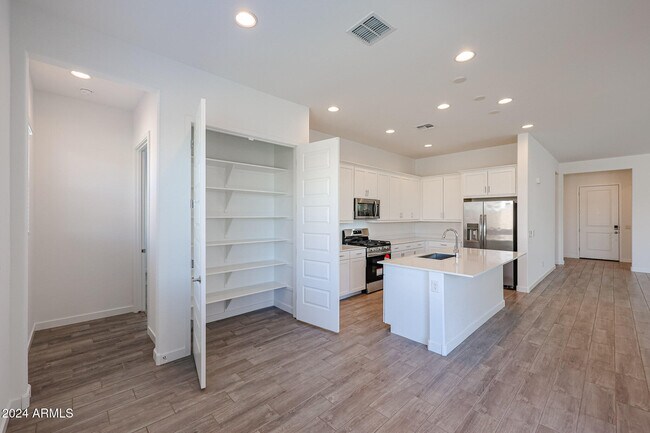 Building Photo - 7702 W Jackrabbit Ln