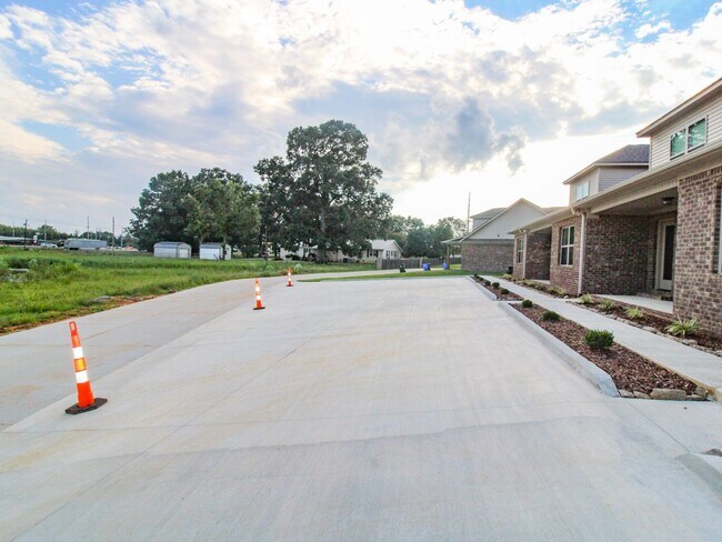 Building Photo - 4 BR - 3 Baths -  Cable, Internet & Lawn-care and Pest Control Included!