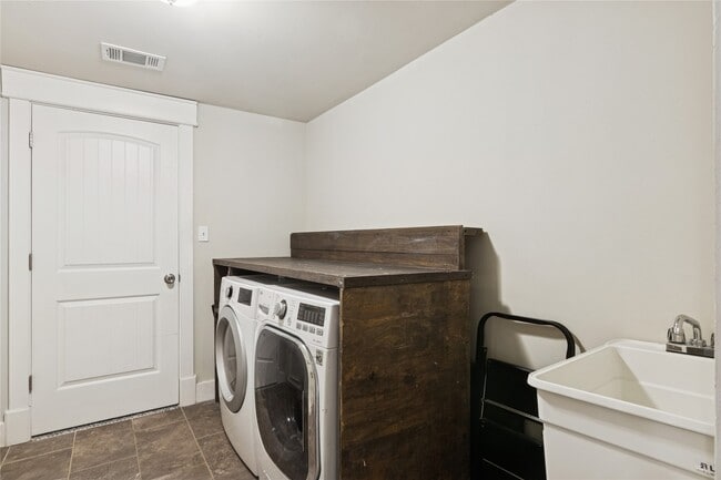 Building Photo - 1910 East Ave