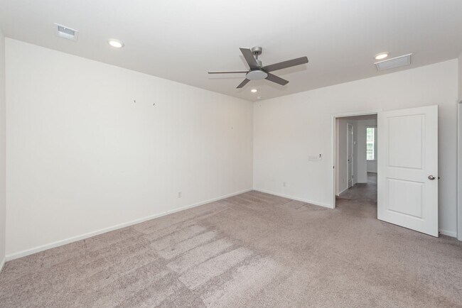 Building Photo - 4 Bedroom, 3.5 Bathroom Townhome in Foxbank Plantation - Moncks Corner