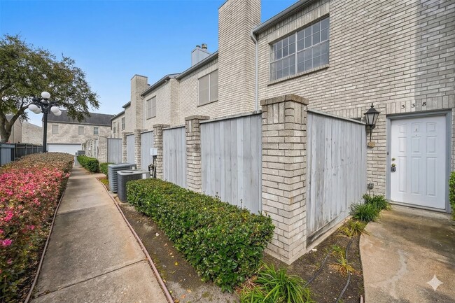 Building Photo - 338 Wilcrest Dr