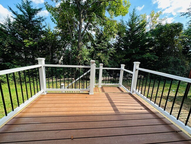 Building Photo - Sophisticated Townhome Living: 10 Minutes from Downtown & UT
