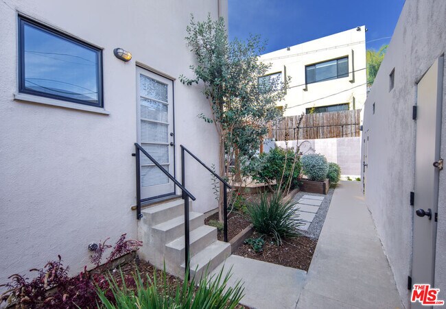 Building Photo - 152 S Roxbury Dr