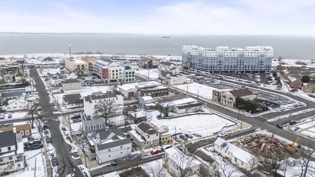 Building Photo - 143 Center Ave