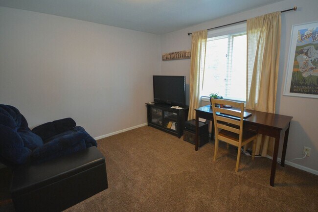 Building Photo - Ranch-style home with great fenced yard & patio!