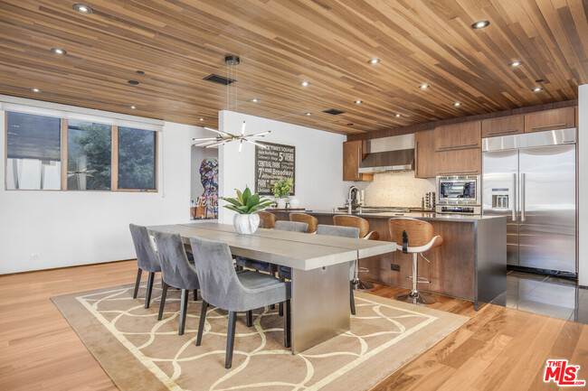 Building Photo - 661 Broadway St