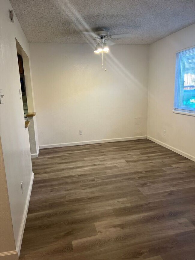 Building Photo - Cute Central Sparks Townhouse