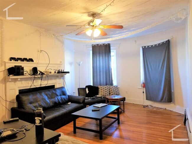 Building Photo - Amazing 4 Bedroom Apartment available 9/1/26