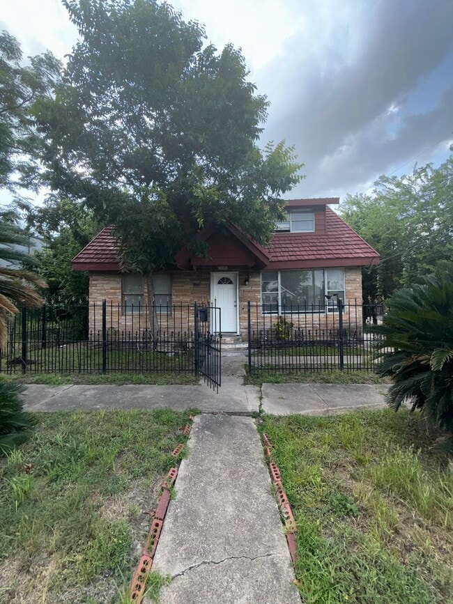 Primary Photo - 3012 Live Oak St