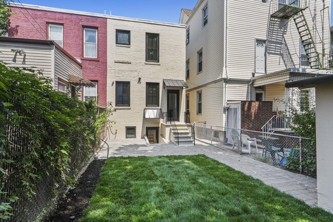 Building Photo - 41 47th St