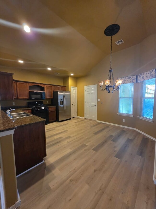 Building Photo - Beautiful home offers open floor plan with...
