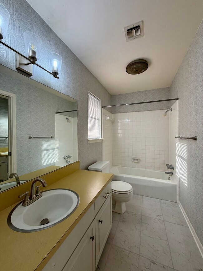 Building Photo - Duplex *LEASING SPECIAL AVAILABLE*